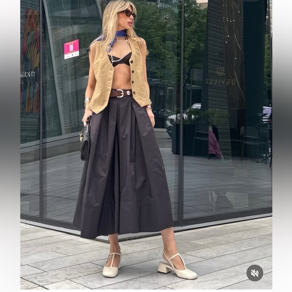 NEW ZARA Skirt with pockets
🚨FIRM PRICE NO DISCOUNT ON THIS SKIRT